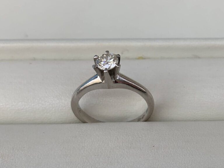 リフォーム前のダイヤ立爪リング